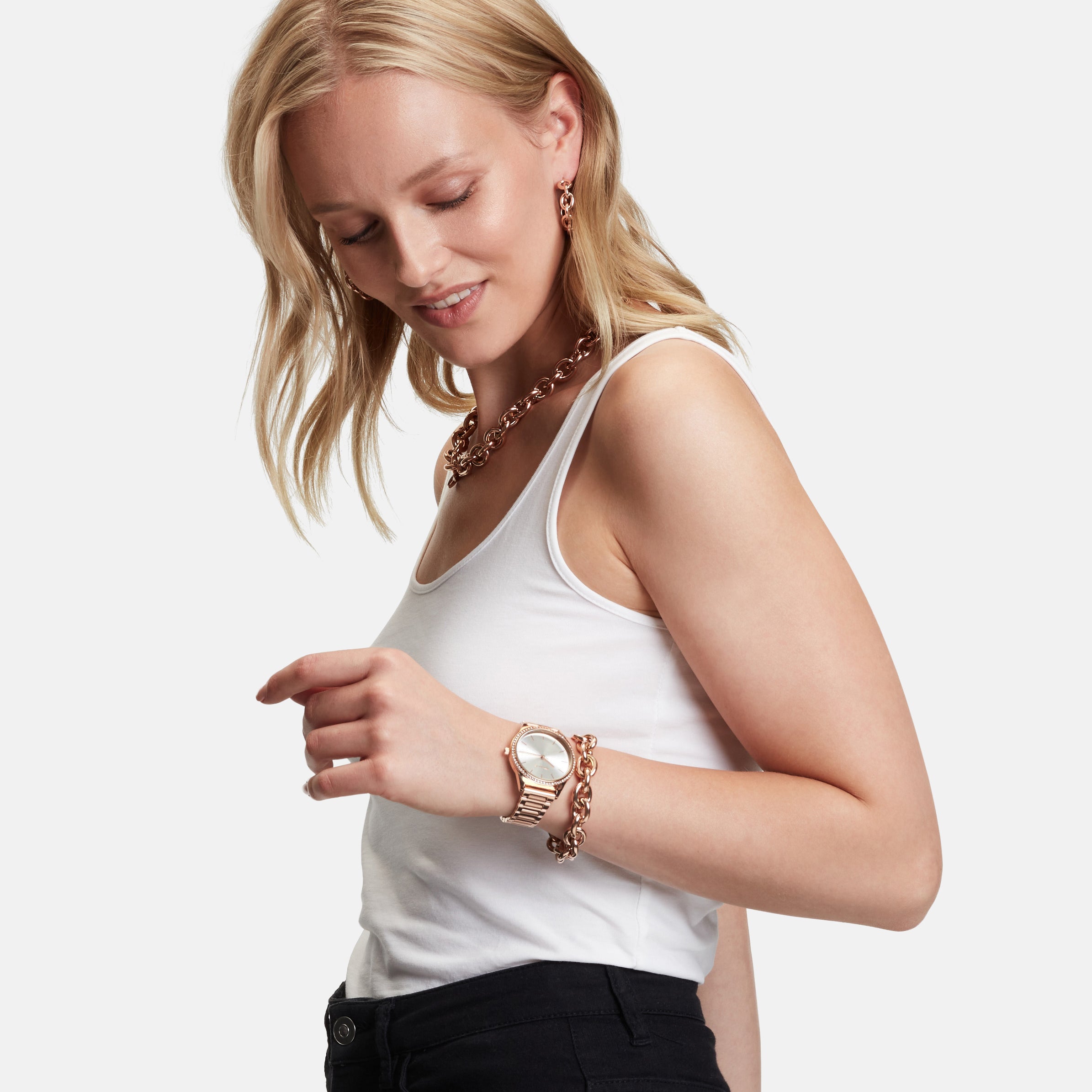 Tamaris Armbanduhr mit silbernem Zifferblatt, glassteinbesetzter Lünette, roségoldenem Gehäuse und teilmatt roségoldenem Edelstahlband Tragebild