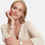 Tamaris Armbanduhr mit roségoldenem Herzdetail auf dem Zifferblatt, roségoldenem Gehäuse und roségoldenem Meshband Tragebild