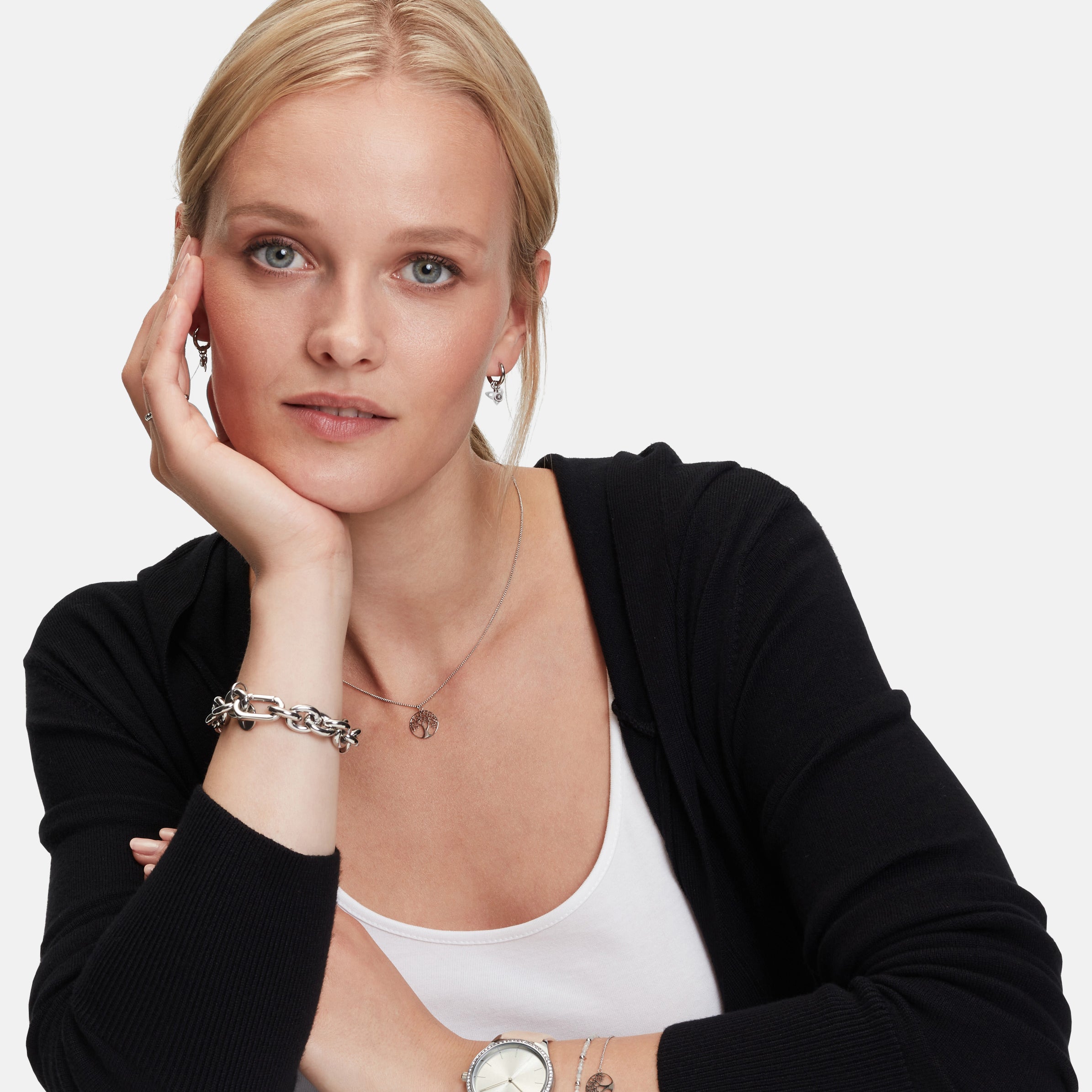 Tamaris Armbanduhr mit silbernem Zifferblatt, glassteinbesetzter Lünette, silbernem Gehäuse und beigem Lederband Tragebild