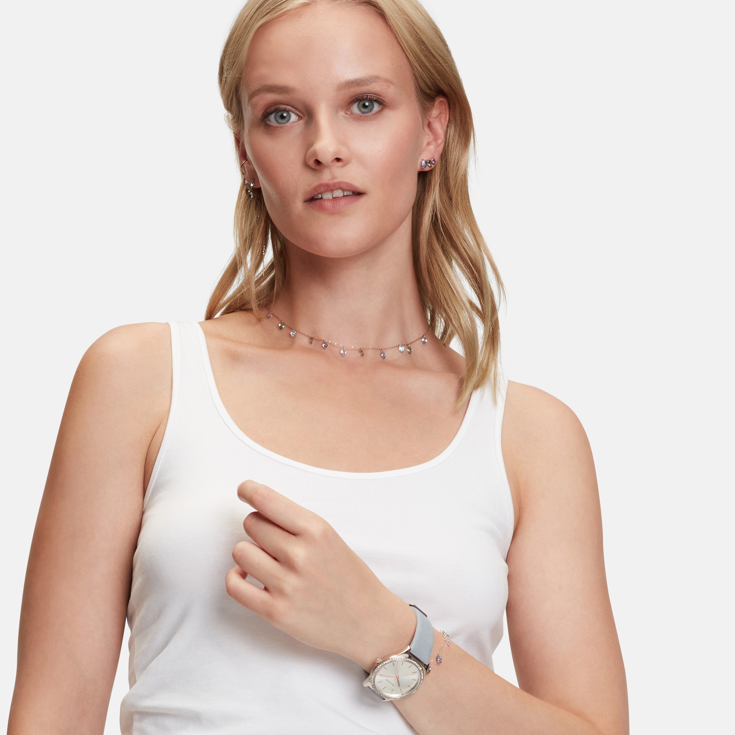 Tamaris Armbanduhr mit roségoldenem Zifferblatt, glassteinbesetzter Lünette, roségoldenem Gehäuse und blauem Lederband Tragebild