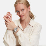 Tamaris Armbanduhr mit silbernem Zifferblatt, glassteinbesetzter Lünette, silbernem Gehäuse und teilmatt silbernem Edelstahlband Tragebild