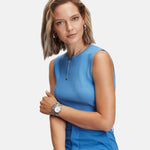 Liebeskind Berlin Armbanduhr mit silbernem Gehäuse und silbernem strukturierten Edelstahlmeshband Tragebild