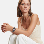 Liebeskind Berlin Halskette mit grober Ankerkette und geometrischem Pendulum-Anhänger in der Farbe schwarz Tragebild