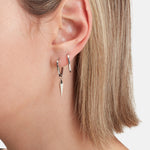 Liebeskind Berlin Creole mit geometrischen Pendulum-Anhänger in der Farbe silber Tragebild