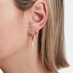 Liebeskind Berlin Creole mit geometrischen Pendulum-Anhänger in der Farbe gold Tragebild