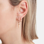 Liebeskind Berlin Creole mit geometrischen Pendulum-Anhänger in der Farbe roségold Tragebild