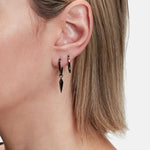 Liebeskind Berlin Creole mit geometrischen Pendulum-Anhänger in der Farbe schwarz Tragebild