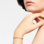 Liebeskind Berlin Armband bestehend aus einer silbernen Kette und einem Metallstreifen; Tragebild