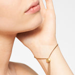 Liebeskind Berlin Armband bestehend aus einer goldenen Kette und einem Metallstreifen; Tragebild