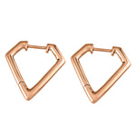 Die LIEBESKIND BERLIN Creole - The Iconic Geometric von Liebeskind Berlin besteht aus roségoldenen, dreieckigen Ohrringen aus elegantem Edelstahl, die auf weißem Hintergrund abgebildet sind.