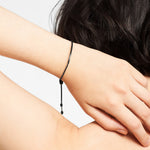 Liebeskind Berlin Armband bestehend aus einer Kette und einer minimalistischen Stab-Verzierung in der Farbe schwarz; Tragebild