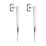 Langer, silberner, strukturierter LIEBESKIND BERLIN Ohrhänger - Der schlichte Ohrhänger mit Ohrstecker auf weißem Grund - ein Ausdruck moderner Eleganz von Liebeskind Berlin.
