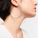 Liebeskind Berlin Creole mit abnehmbarem Stab, in der Farbe gold; Tragebild