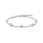 Das Ti Sento Milano Armband von Ti Sento Milano besteht aus einer zarten Silberkette mit fünf gleichmäßig verteilten runden Gold- und Diamantfassungen, die in drei Längen mit einem Verlängerungsstück für den perfekten Sitz erhältlich ist.