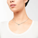 Liebeskind Berlin Halskette bestehend aus einer silbernen Venezianerkette und einem geometrischen Herzanhänger mit grafischen Elementen; Tragebild