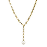 Die LIEBESKIND BERLIN Halskette - The Short Pearl von Liebeskind Berlin beeindruckt mit goldener Edelstahloptik, eleganter Perlenkette und tropfenförmigem Anhänger auf weißem Hintergrund.