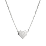 Liebeskind Berlin Halskette bestehend aus einer silbernen Venezianerkette und einem geometrischen Herzanhänger mit grafischen Elementen; Produktbild