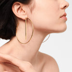 Liebeskind Berlin Creole mit abnehmbarem Stab, in der Farbe gold; Tragebild