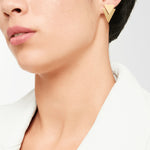 Liebeskind Berlin Ohrhänger bestehend aus einem matten und einem polierten Dreieck, in der Farbe gold; Tragebild