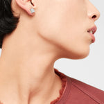 Liebeskind Berlin Ohrstecker in Viereckform, einer mit ausgestanztem Viereck, in der Farbe silber; Tragebild