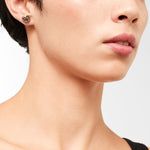 Liebeskind Berlin Ohrstecker in geometrischer Herzstruktur mit grafischen Elementen, in der Farbe roségold; Tragebild