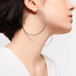 Liebeskind Berlin Creole mit abnehmbarem Stab, in der Farbe silber; Tragebild