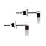 LIEBESKIND BERLIN Ohrstecker - The Geometric von Liebeskind Berlin: minimalistische silberne Ohrstecker für Damen, mit Schmetterlingsverschluss und einem eleganten geometrischen Design in Edelstahl Schmuck, auf weißem Hintergrund.
