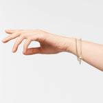 Liebeskind Berlin Armband bestehend aus mehreren Kettenarten, in der Farbe gold; Tragebild