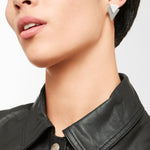 Liebeskind Berlin Ohrhänger bestehend aus einem matten und einem polierten Dreieck, in der Farbe silber; Tragebild