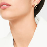 Liebeskind Berlin Ohrhänger bestehend aus einem matten und einem polierten Dreieck, in der Farbe gold; Tragebild