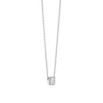 Die Ti Sento Milano Halskette von Ti Sento Milano besteht aus einer silbernen Kette mit einem kleinen quadratischen Diamantanhänger und einem Zirkonia Anhänger, der auf einem schlichten weißen Hintergrund angebracht ist.