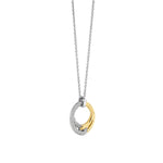 Die Ti Sento Milano Halskette besteht aus einer Silberkette und einem runden Anhänger mit gold- und diamantbesetzten, ineinander verschlungenen Schleifen und ist damit eine schöne Ergänzung für jede Schmuckkollektion von Ti Sento Milano.