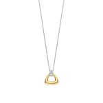 TI SENTO Milano Halskette „Golden Triangle“ mit goldenem Dreieck-Anhänger und funkelnder Zirkonia-Schlaufe an silberner Kette.