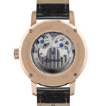 Rückansicht der Ingersoll Armbanduhr - The Brown Jazz mit skelettiertem Ziffernblatt, sichtbaren Zahnrädern, sowie "22 jewels" und "automatic" Gravuren auf dem Edelstahlgehäuse.