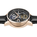 Die Ingersoll Armbanduhr - The Brown Jazz ist eine Luxusuhr mit einem goldenen Gehäuse, einem schwarzen Lederarmband und einem skelettierten Zifferblatt, auf dem das komplizierte Automatikwerk zu sehen ist.