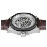 Die Ingersoll Armbanduhr - The Orville verfügt über ein skelettiertes Ziffernblatt, sichtbare Uhrwerke, silbernes Gehäuse, schwarze Lünette und braunes Lederarmband - Seitenansicht.