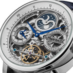Nahaufnahme der Ingersoll Armbanduhr - The Blue Jazz mit Automatikwerk, skelettiertem Zifferblatt mit Zahnrädern, blauen Zeigern, Mondphase und dem Text "Dual Time Automatic".