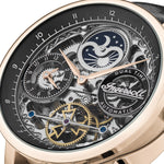 Nahaufnahme der Ingersoll Armbanduhr - The Brown Jazz mit skelettiertem Ziffernblatt, sichtbaren Zahnrädern, Dualzeit-Anzeigen und elegantem Automatik-Uhrwerk.