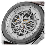 Nahaufnahme der Ingersoll Armbanduhr - The Orville von Ingersoll, mit einem skelettierten Zifferblatt, das verschlungene Zahnräder und ein elegantes silbernes Design zeigt.