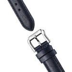 Nahaufnahme eines marineblauen Lederarmbandes mit silberner Dornschließe für die Ingersoll Armbanduhr - The Blue Jazz von Ingersoll, dargestellt vor einem weißen Hintergrund.