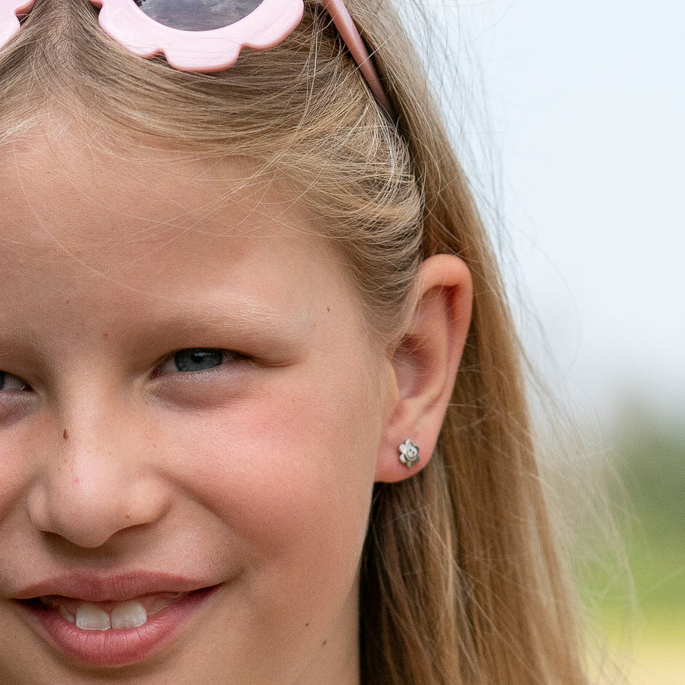 Cool Time Kids Ohrstecker mit Smiley Motiv in der Farbe silber Tragebild