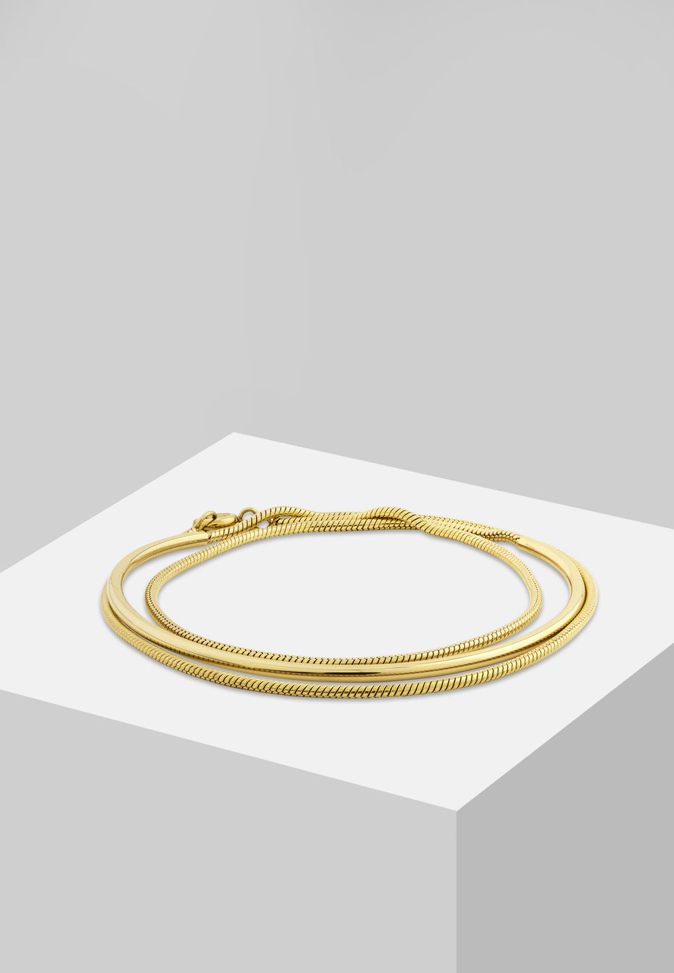 Liebeskind Berlin Armband bestehend aus einem goldenem Armreif und einer goldenen Schlangenkette im Layeringstyle; Produktbild