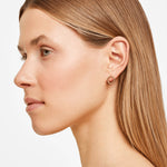 Liebeskind Berlin Ohrstecker bestehend aus einer goldenen Schlangenkette im Layeringstyle; Tragebild