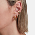 Liebeskind Berlin Set - Ear Candy; aus zwei Paar Creolen und einem Paar Earcuff in der Farbe gold Tragebild