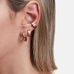 Liebeskind Berlin Set - Ear Candy; aus zwei Paar Creolen und einem Paar Earcuff in der Farbe roségold Tragebild
