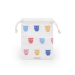 Eine weiße Tasche mit Kordelzug und bunten Eulenreihen auf der Vorderseite - perfekt, um deine Cool Time Essentials zu transportieren oder um sie mit der Cool Time Kids Halskette - The Cool Chunky Chain zu kombinieren.