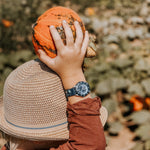 Cool Time Kids Armbanduhr mit blauem Zifferblatt, silbernem Gehäuse mit blauem, drehbarem Topring und blauem Silikonband mit Weltraum-Design; Tragebild