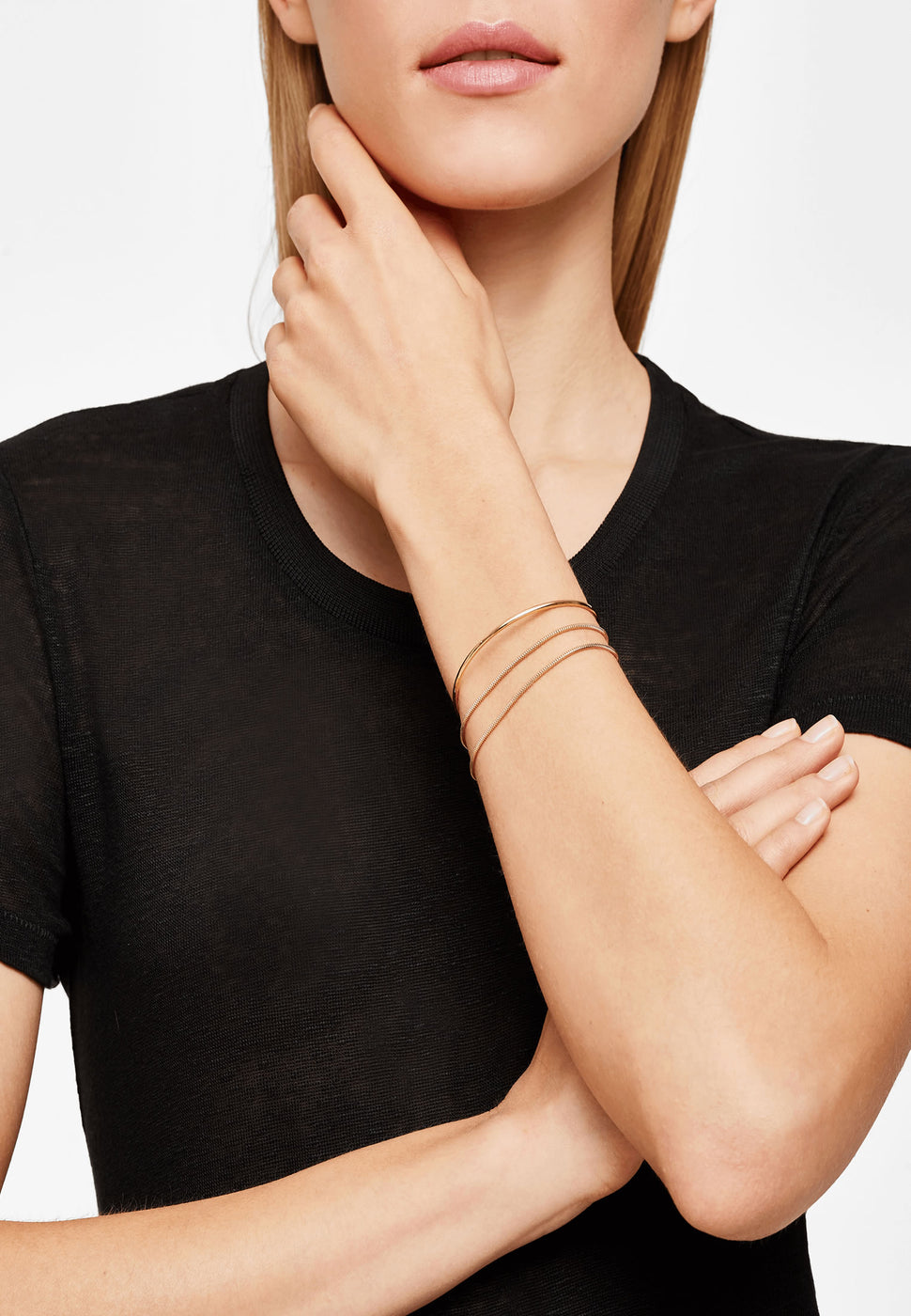 Liebeskind Berlin Armband bestehend aus einem goldenem Armreif und einer goldenen Schlangenkette im Layeringstyle; Produktbild