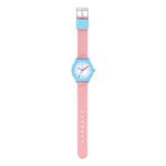 Die Cool Time Kids Armbanduhr - Die Cool Sustainable von Cool Time hat ein blaues Gehäuse, ein weißes Zifferblatt und ein rosafarbenes Stoffarmband, das aus recyceltem Ozeanplastik besteht. Abgebildet auf einem weißen Hintergrund.