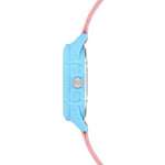 Seitenansicht der Cool Time Kids Armbanduhr - The Cool Sustainable von Cool Time, mit blauem Gehäuse und rosa Armband aus recyceltem Ozeanplastik - eine Upcycling-Kinderuhr, ideal für die Lernzeit, abgebildet auf weißem Hintergrund.